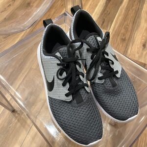 Nike 9.5 shoes. Great comfy material.